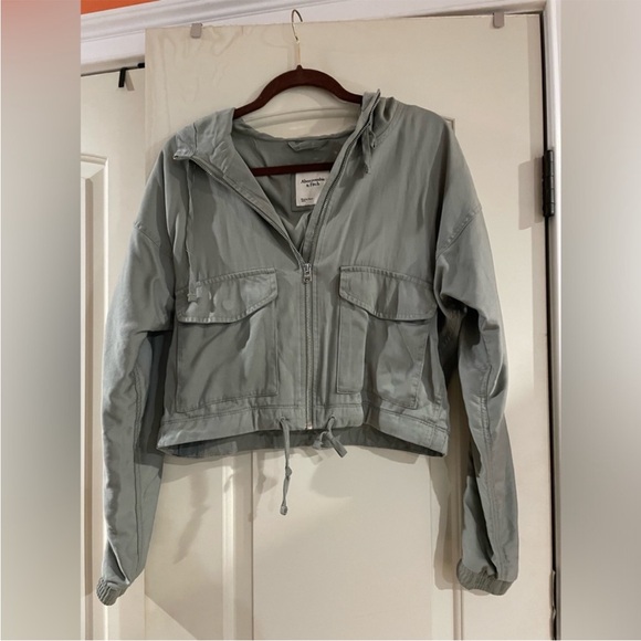 Abercrombie & Fitch Cropped Utility Jacket - Picture 2 of 5